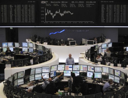 Μικρή πτώση στις ευρωπαϊκές αγορές τη Δευτέρα, μεικτά πρόσημα στη Γουόλ Στριτ