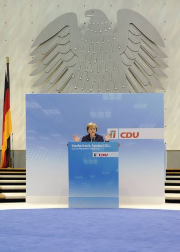 Εκατό χιλιάδες Γερμανοί διαδήλωσαν κατά της πολιτικής Μέρκελ