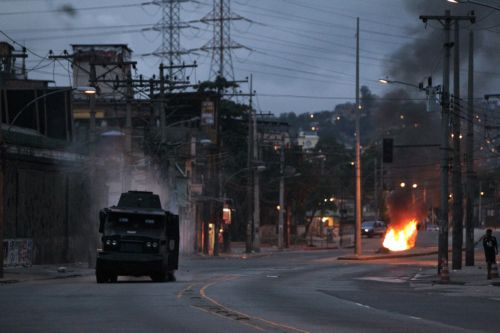 Αιματηρές συγκρούσεις μεταξύ αστυνομικών και συμμοριών στις φαβέλες της Βραζιλίας