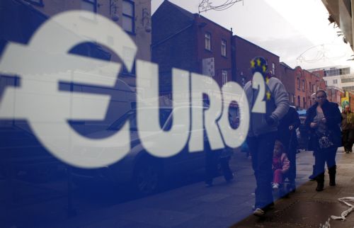 Σε χαμηλό διμήνου το ευρώ, κάτω από το 1,33 δολάριο, εν μέσω ανησυχιών για επέκταση της κρίση χρέους