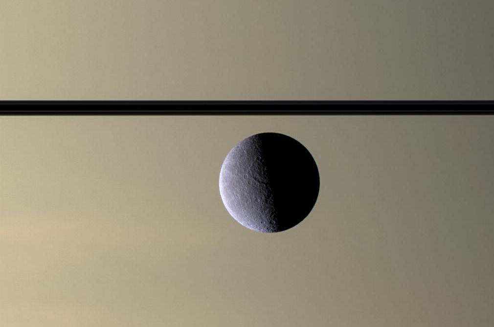 Αραιή ατμόσφαιρα με οξυγόνο τυλίγει μεγάλο δορυφόρο του Κρόνου