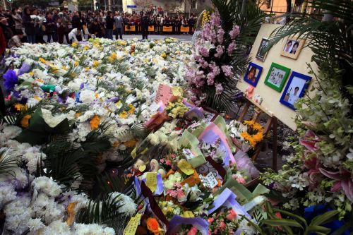 Θρήνος στη Σαγκάη για τα 58 θύματα από την πυρκαγιά σε ουρανοξύστη