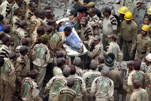 Επιζώντες στο κτήριο που κατέρρευσε στο Νέο Δελχί αναζητούν οι διασώστες, πάνω από 60 οι νεκροί