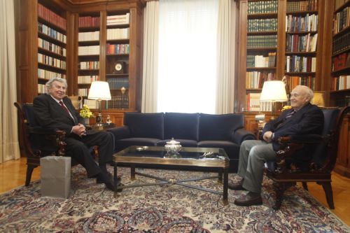Τον Μίκη Θεοδωράκη δέχθηκε στο προεδρικό μέγαρο ο Κάρολος Παπούλιας