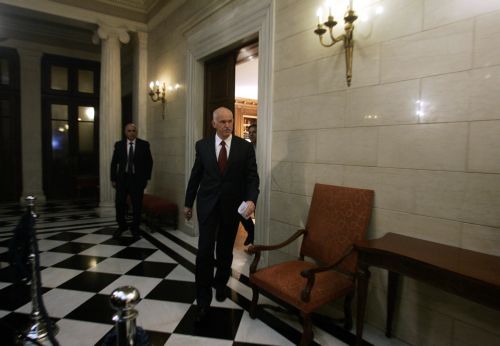 Σύγκληση του συμβουλίου πολιτικών αρχηγών για την οικονομία μελετά ο Γ.Παπανδρέου