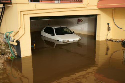 Πλημμυρισμένα σπίτια και διακοπές ρεύματος από την έντονη βροχόπτωση στην Αττική