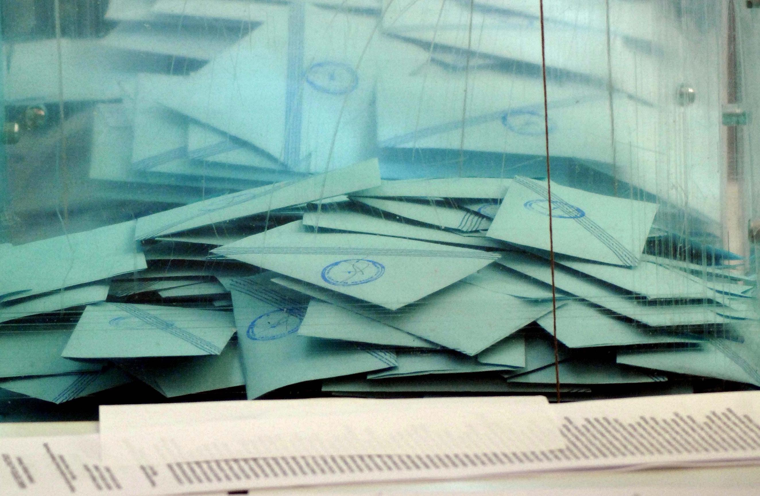 Αγωνία για το αποτέλεσμα της κάλπης σε δεκάδες δήμους σε όλη τη χώρα