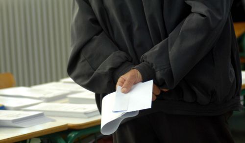 Έντεκα περιφέρειες και 221 δήμοι κρίνονται στις κάλπες της Κυριακής