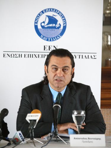 Να αναστείλουν την απεργία της καλούν οι πλοιοκτήτες τους ναυτεργάτες