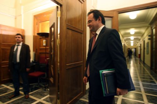 Εμπειρογνώμονες από το υπουργείο Οικονομικών σε όλα τα υπουργεία για την τήρηση του Μνημονίου