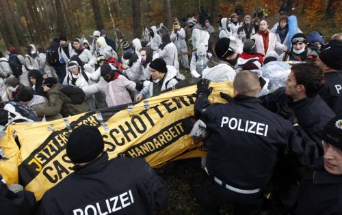 Επεισόδια κατά τη διέλευση τρένου με πυρηνικά απόβλητα στη Γερμανία