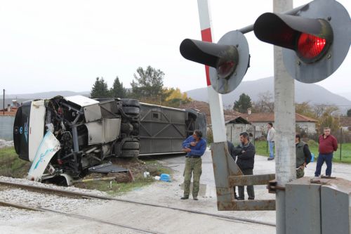 Σύγκρουση αμαξοστοιχίας με λεωφορείο στην Ξάνθη με έναν σοβαρά τραυματία