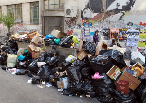 Αφόρητη η κατάσταση σε Αθήνα-Πειραιά με τόνους σκουπιδιών στους δρόμους