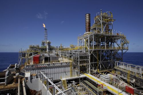 Το πετρέλαιο υποχωρεί από το υψηλότερο διετίας, καθώς αυξάνονται τα αμερικανικά αποθέματα