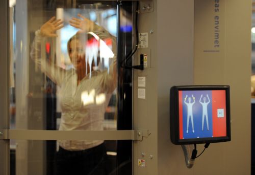 Οι σαρωτές σώματος στα αεροδρόμια «μπορούν να προκαλέσουν καρκίνο»