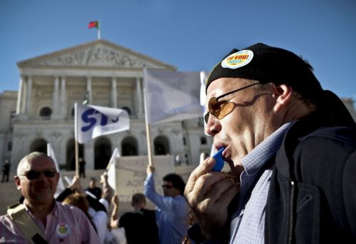 Διαδήλωση στην Πορτογαλία για τις μειώσεις μισθών στο Δημόσιο