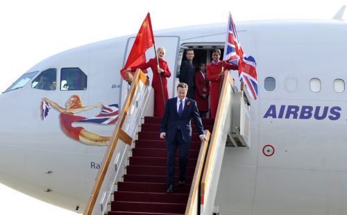 Έφτασε στην Κίνα για επίσημη επίσκεψη ο πρωθυπουργός της Βρετανίας