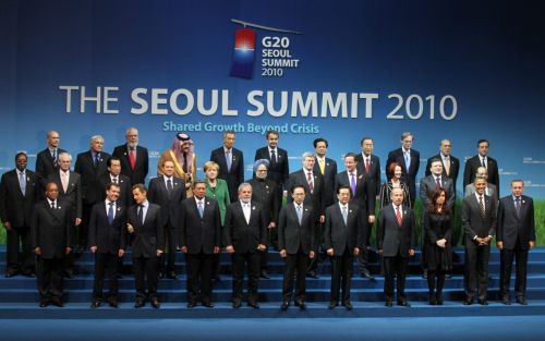 Κατεβάζει ταχύτητα η παγκόσμια οικονομία λόγω του «πολέμου» των ισοτιμιών και της κρίσης χρέους στην Ευρώπη