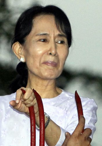 Ελεύθερη αφέθηκε από τη χούντα της Μιανμάρ η ηγέτις της αντιπολίτευσης Αούνγκ Σαν Σου Κίι