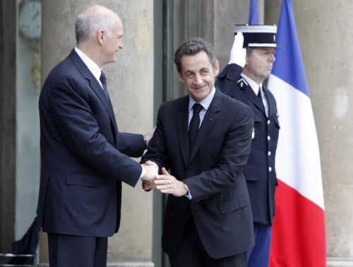 Ο μηχανισμός στήριξης επί τάπητος στο γεύμα εργασίας Παπανδρέου-Σαρκοζί