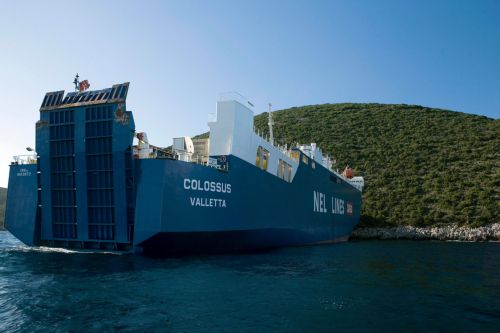 Στο Πέραμα για εργασίες επισκευής μεταφέρθηκε το πλοίο «Colossus»