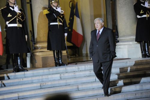 «Πανωλεθρία» Σαρκοζί από Στρος-Καν εάν στήνονταν σήμερα κάλπες στη Γαλλία