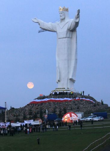 Το μεγαλύτερο άγαλμα του Ιησού στον κόσμο παρουσιάστηκε στην Πολωνία