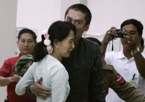 Ξανασυναντήθηκε μετά από δέκα χρόνια με το μικρότερο γιο της η Αούνγκ Σαν Σούου Κίι