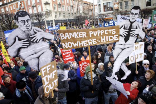 Δεκάδες χιλιάδες Ιρλανδοί κατέβηκαν στους δρόμους, αντιδρώντας στα μέτρα λιτότητας