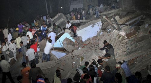 Δεκάδες νεκροί και παγιδευμένοι στα ερείπια από κατάρρευση κτιρίου στην Ινδία
