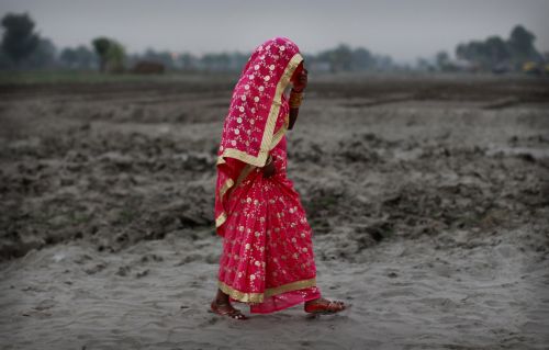 Ινδική επαρχία απαγορεύει τα κινητά τηλέφωνα στις ανύπαντρες