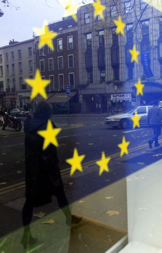 Δεν θα εξαπλωθεί η ιρλανδική κρίση στην ευρωζώνη, καθησυχάζει η Κομισιόν