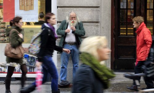Κάτω από 1,39 δολάριο το ευρώ εν μέσω ανησυχιών για την Ιρλανδία