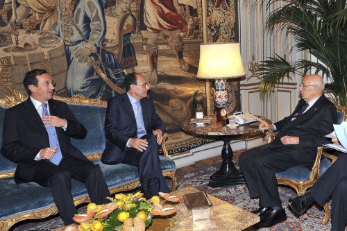 «Πάμε στις κάλπες εάν χάσω την ψήφο εμπιστοσύνης» λέει ο Μπερλουσκόνι