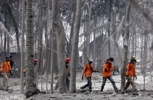 Μετ’ εμποδίων το έργο των διασωστών στην Ινδονησία λόγω της ηφαιστειακής τέφρας