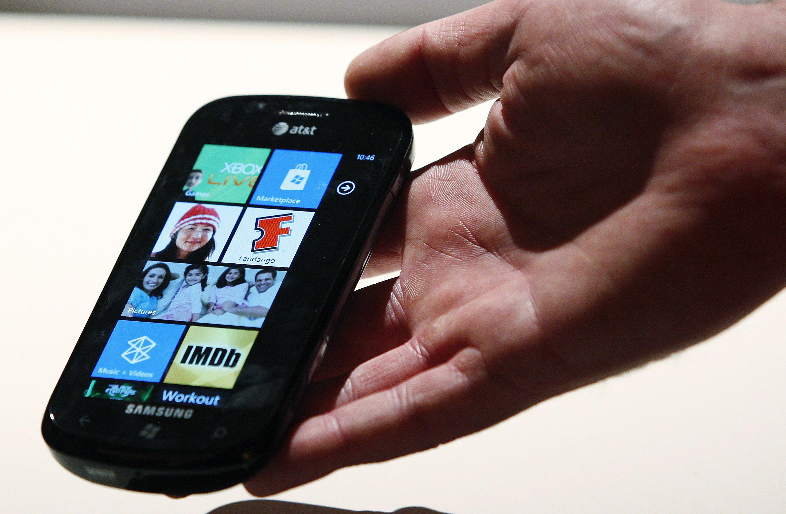 Телефон на 7 15. Windows Phone 7.5 Mango. Microsoft New Phones.