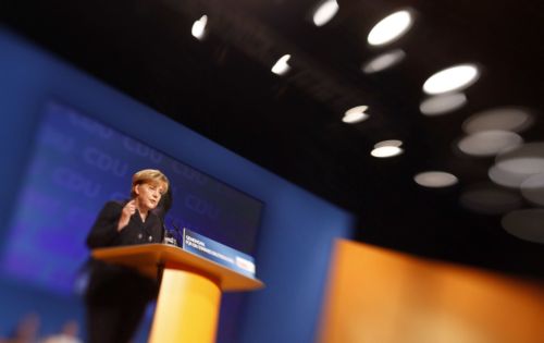 «Ανεύθυνη» η ένταξη της Ελλάδας στην Ευρωζώνη, δηλώνει η Μέρκελ