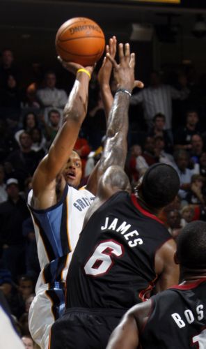 Ήττα για το Μαϊάμι από το Μέμφις, στο Τορόντο ο «Πέτζα»