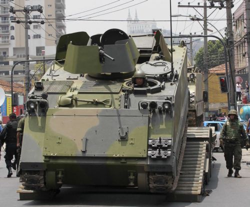 Με τεθωρακισμένα μπήκε η αστυνομία σε φαβέλα του Ρίο ντε Ζανέιρο