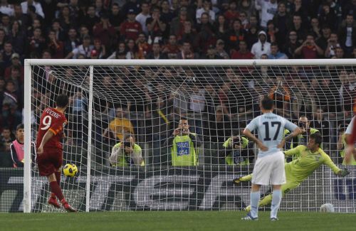 Η Ρόμα αφεντικό της πόλης, στο -2 η Μίλαν, πλησιάζει η «Γιουβέ»