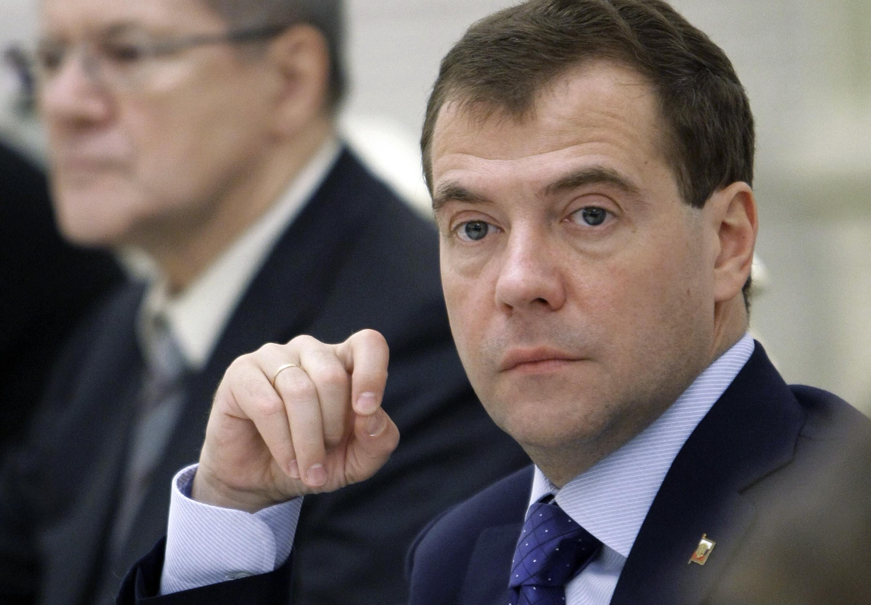 Τα ακίνητα και οι υποδομές της χώρας καταρρέουν, προειδοποιεί ο Ντμίτρι Μεντβέντεφ