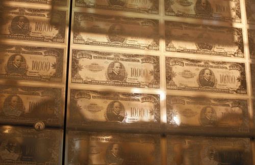 Στο 1,40 δολάριο ενισχύεται το ευρώ εν αναμονή των νέων μέτρων της Fed