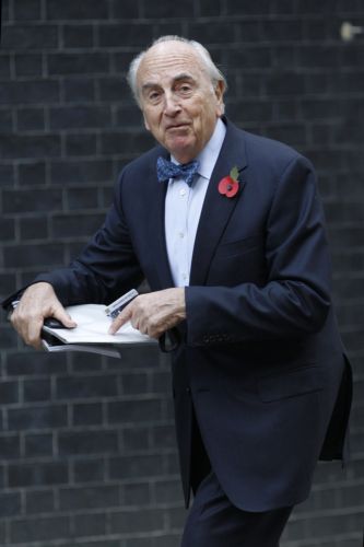 Οι Βρετανοί «δεν ήταν ποτέ καλύτερα» λέει βοηθός του Κάμερον και παραιτείται