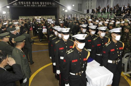 «Λυπάται» για τους αμάχους η Βόρειος Κορέα, αλλά κατηγορεί τη Σεούλ