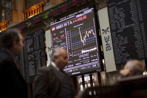 Στο 1,32 δολάριο το ευρώ, καθώς η κρίση χρέους επεκτείνεται ραγδαία στην Ευρωζώνη