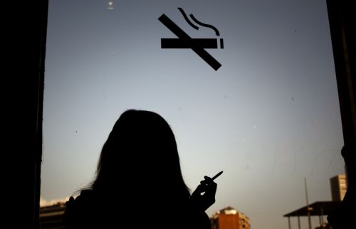 Αίρεται η απαγόρευση του καπνίσματος σε μικρά μπαρ και καφέ της Ολλανδίας