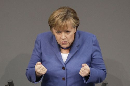 Επιμένει η Μέρκελ στη συμμετοχή ιδιωτών στην αναδιάρθρωση χρέους