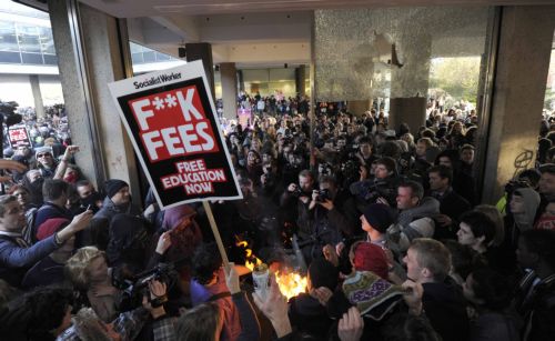 Στους 55 οι συλληφθέντες για τα πρωτοφανή επεισόδια στο Λονδίνο