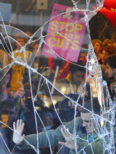 Συλλήψεις και έρευνες στο Λονδίνο μετά τα πρωτοφανή επεισόδια στη διάρκεια του φοιτητικού συλλαλητηρίου
