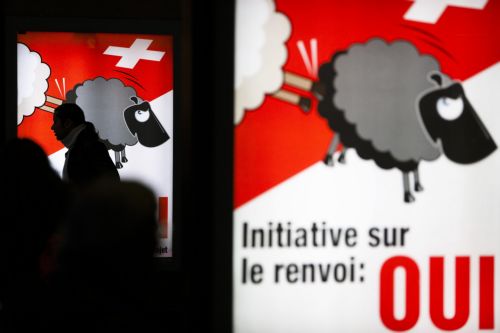 Απέλαση μεταναστών που καταδικάζονται για σοβαρά εγκλήματα ψήφισαν οι Ελβετοί